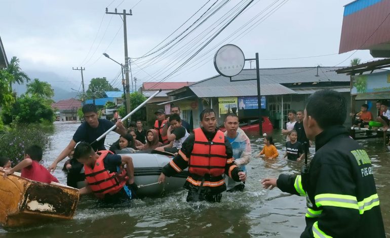 Banjir Bandang Rendam Padang