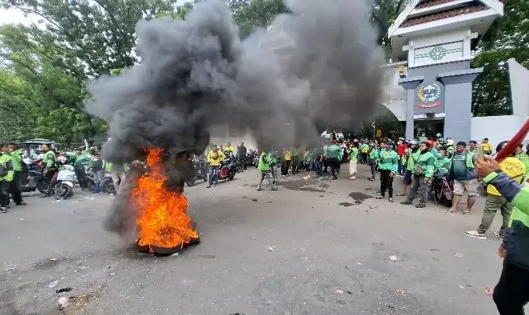 Ringkasan Demo Driver Ojol di Kantor Gubernur Sulsel