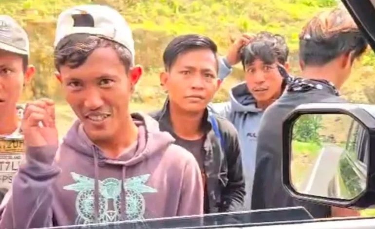 Pekerja Irigasi  di Bone rel  jakan  kaki ke makassar