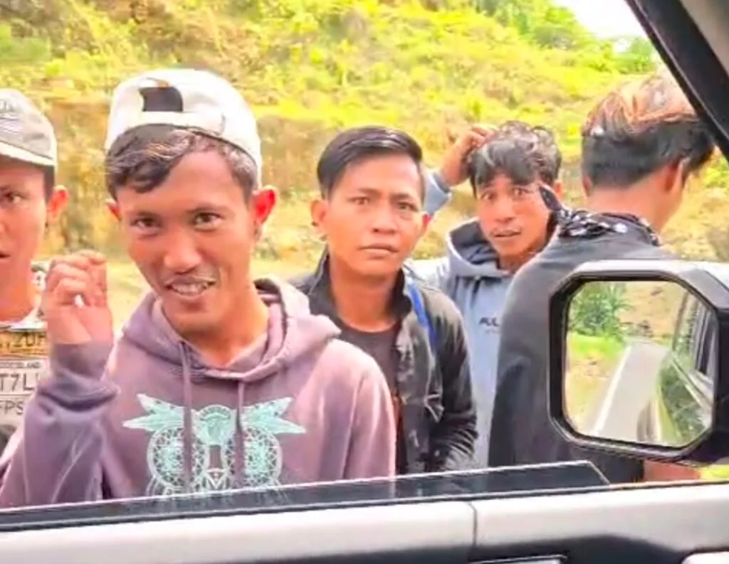 Pekerja Irigasi  di Bone rel  jakan  kaki ke makassar